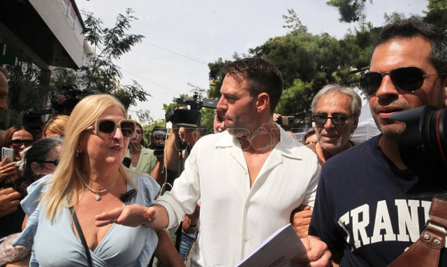 Εκλογές ΣΥΡΙΖΑ: Ψήφισε ο Στέφανος Κασσελάκης - «Θερμή» υποδοχή από τον κόσμο