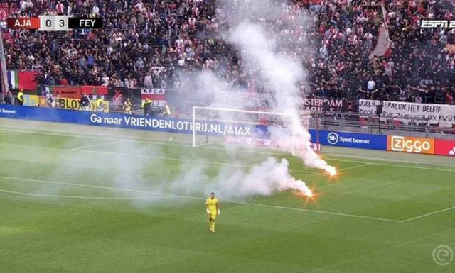 Οπαδοί του Άγιαξ διέκοψαν το ντέρμπι με τη Φέγενορντ