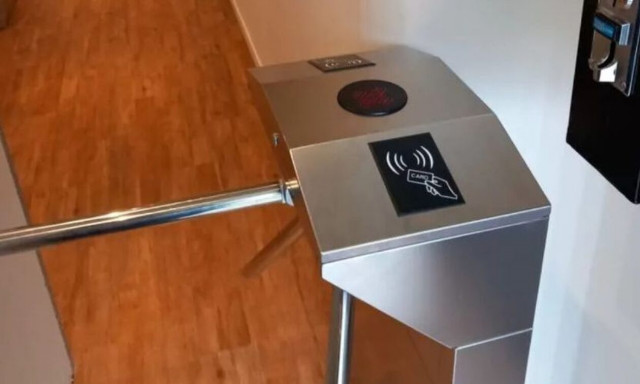 Πάτρα: Επί πληρωμή η τουαλέτα στην εκκλησία του Αγίου Ανδρέα - Έβαλαν περιστρεφόμενη μπάρα