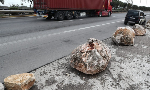 Κακοκαιρία Elias: «Χτυπά» το Αίγιο - Κατολίσθηση στην Εθνική Οδό