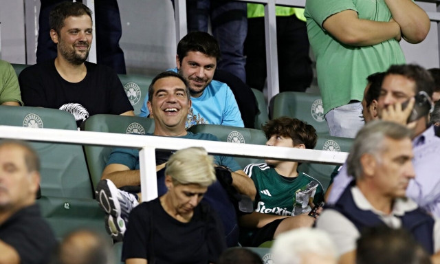 Παναθηναϊκός – ΑΕΚ: Ο Αλέξης Τσίπρας παρακολούθησε διά ζώσης το ντέρμπι του «Απ. Νικολαΐδης»