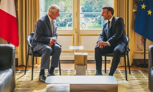Η «άλλη ματιά» από τη συνάντηση Μακρόν – Βασιλιά Καρόλου στα Ηλύσια Πεδία (εικόνες)
