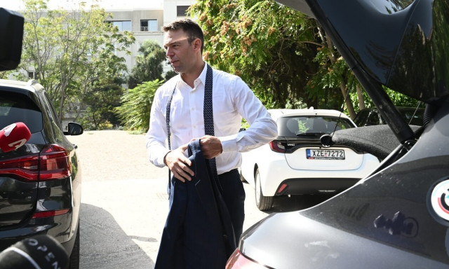 Στέφανος Κασσελάκης: Κατευθύνεται στη Βουλή για να συναντήσει τον Αλέξη Τσίπρα