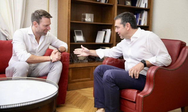 Ο Στέφανος Κασσελάκης παίρνει τη σκυτάλη της ηγεσίας του ΣΥΡΙΖΑ από τον Αλέξη Τσίπρα