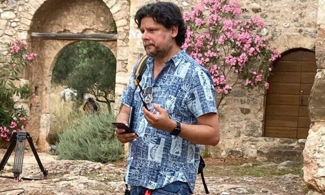 Ο βραβευμένος σκηνοθέτης Λευτέρης Χαρίτος, στο σετ γυρισμάτων της Μάγισσας στη Μάνη