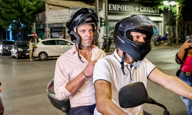 Στέφανος Κασσελάκης: Για ποτό μετά τη νίκη του στις εκλογές του ΣΥΡΙΖΑ