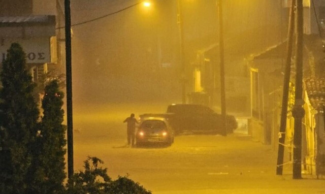 Κακοκαιρία Elias: Οι δρόμοι στα Τρίκαλα έγιναν... και πάλι ποτάμια - Εγκλωβίστηκαν οι οδηγοί