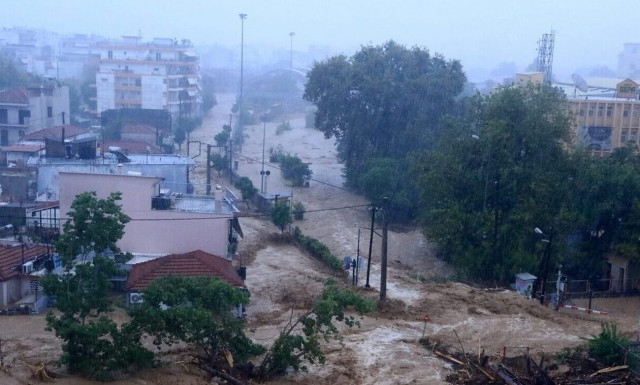 Τρίκαλα: Καταπτώσεις βράχων και απαγόρευση κυκλοφορίας