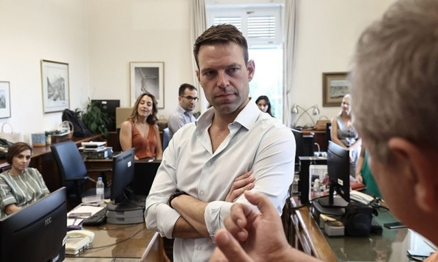 Όταν ο Στέφανος Κασσελάκης μπέρδεψε βουλευτή της ΝΔ με συνεργάτη του... Φάμελλου