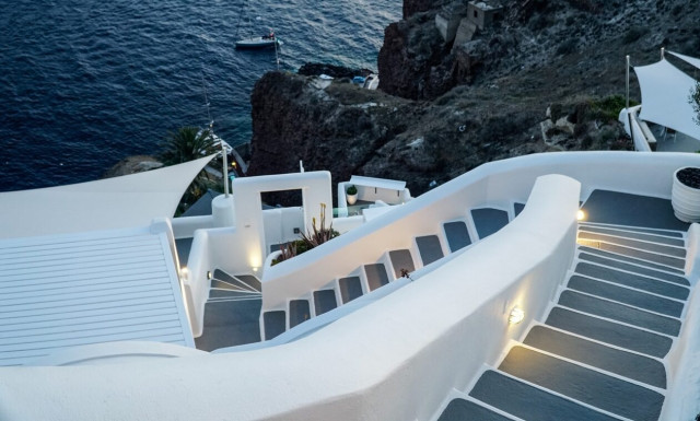 Σαντορίνη: Τραγική κατάληξη σε καβγά υπαλλήλων ξενοδοχείου - Ένας νεκρός από πτώση 2,5 μέτρων