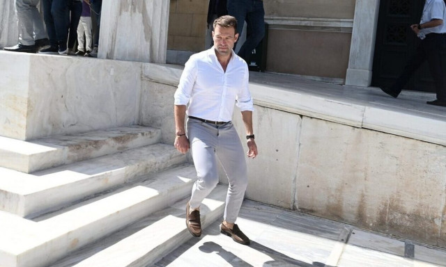 Κασσελάκης: Έδωσε νέο σόου σε σχολείο ΑμεΑ - Πέρναγε με γυμναστικές επιδείξεις τα κάγκελα