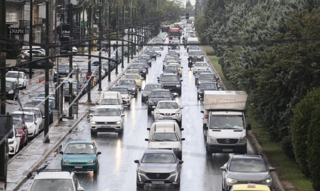 Κακοκαιρία Elias: Ακινητοποιήθηκε λεωφορείο στην Κηφισιάς – Ουρές χιλιομέτρων, στο κόκκινο ο Κηφισός