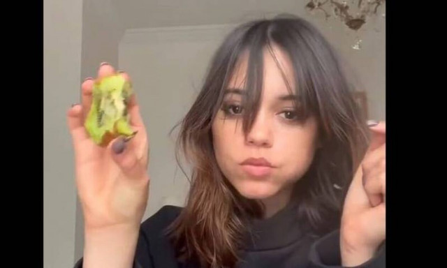 Jenna Ortega: Viral στο Twitter επειδή τρώει ακτινίδιο... με τη φλούδα