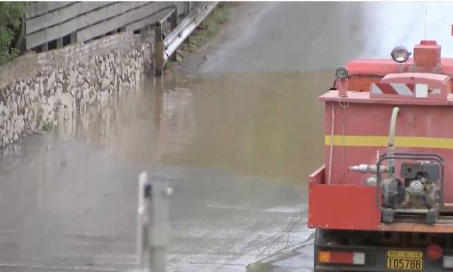 Κακοκαιρία Elias: Υπερχείλισε ρέμα στη Ραφήνα - Με δυσκολία οι μετακινήσεις