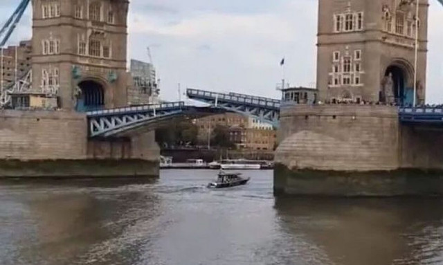 Χάος στο Λονδίνο - «Κόλλησε» ανοιχτή η Tower Bridge