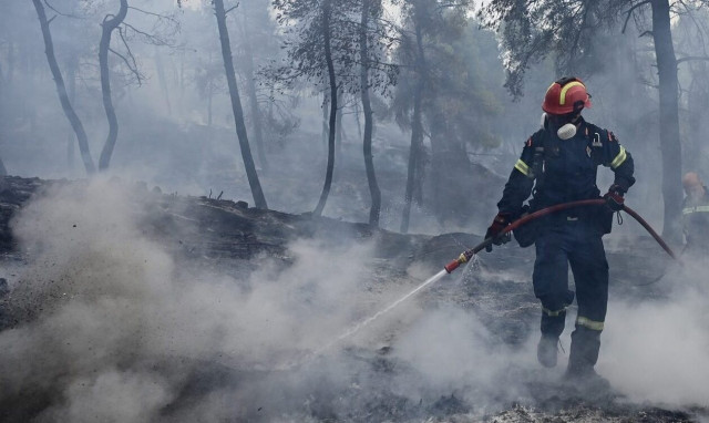 Φωτιά τώρα στη Μυτιλήνη - Καίει σε δύσβατο σημείο