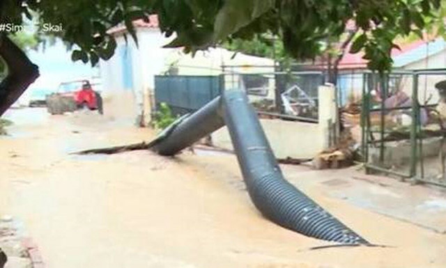 Κακοκαιρία Elias: Σοκαριστικές εικόνες στην Αγριά Βόλου - «Έσκασε» ο δρόμος, βγήκε έξω ο αγωγός