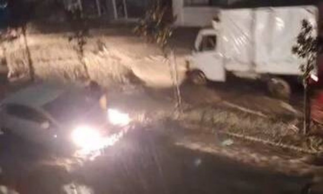 Κακοκαιρία Elias – Βόλος: Αυτοκίνητο παρασύρθηκε από χείμαρρο – Η δραματική διάσωση της οδηγού