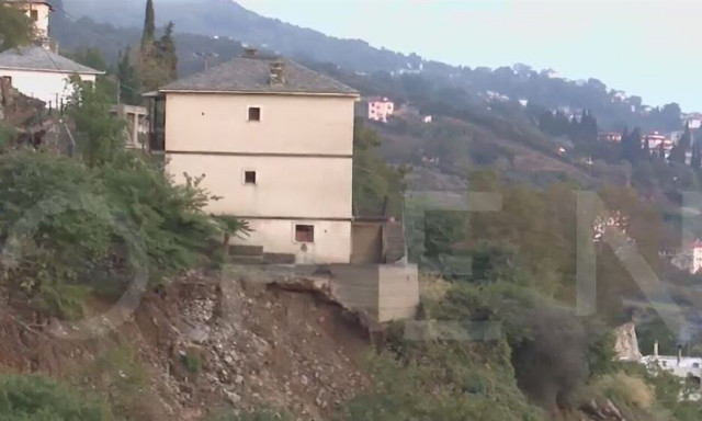 Κομμένο στα δύο το Πήλιο - Από μια κλωστή κρέμονται τα σπίτια στη Μακρινίτσα