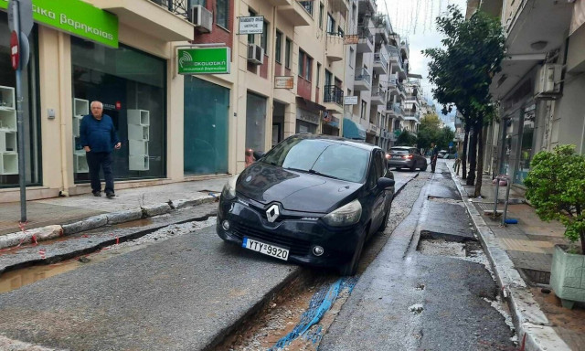 Κακοκαιρία Elias: Αυτοκίνητο έπεσε μέσα σε χαντάκι στο κέντρο του Βόλου