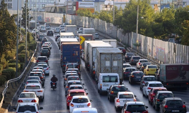 Κίνηση τώρα: Χάος στην Αττική Οδό - Ουρές χιλιομέτρων στο ρεύμα προς Ελευσίνα