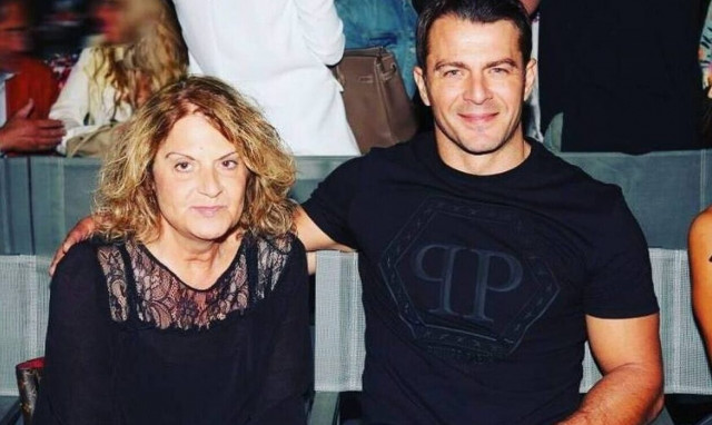 Γιώργος Αγγελόπουλος: «Η μητέρα μου δεν έχει φύγει από τη ζωή» - Συντετριμμένος στην κηδεία της