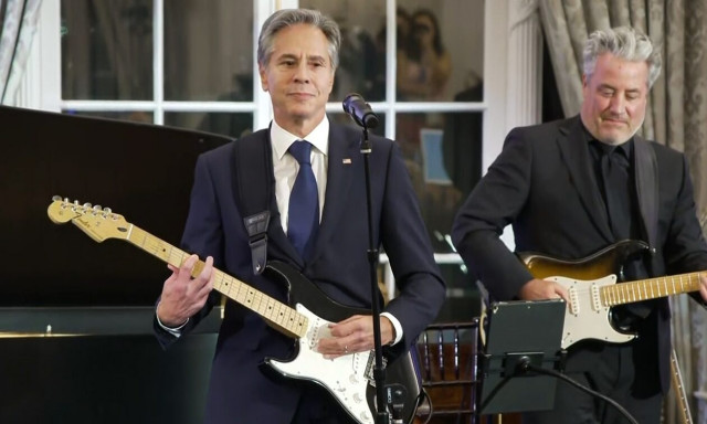 Νέα… καριέρα για τον Άντονι Μπλίνκεν - Πήρε την κιθάρα του και τραγούδησε το «Hoochie Coochie Man»