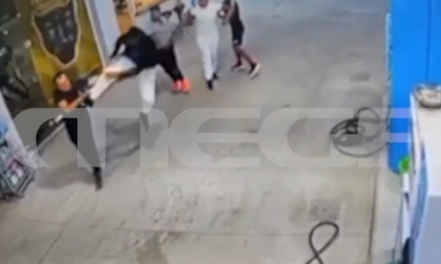 Λαμία: Βίντεο – ντοκουμέντο από τους νεαρούς Ρομά που έδειραν άγρια βενζινοπώλη για να τον ληστέψουν