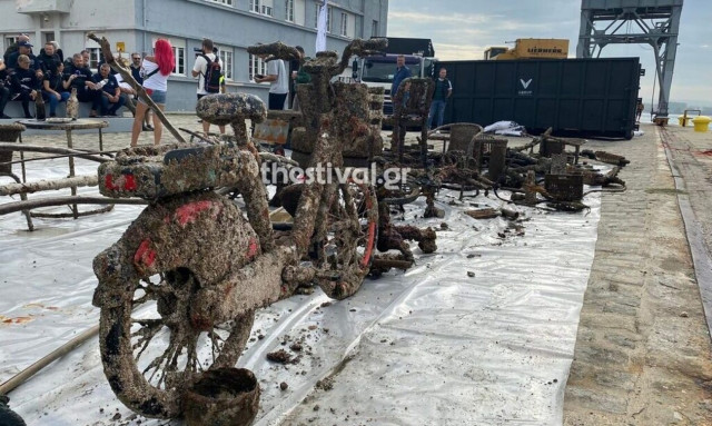 Θεσσαλονίκη: Καρέκλες, λάστιχα και… ποδήλατα «ψάρεψε» από τον Θερμαϊκό η ΟΛΘ