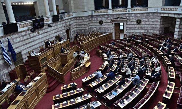 Άρχισαν οι «αναγνωριστικές βολές» μεταξύ ΝΔ και ΣΥΡΙΖΑ