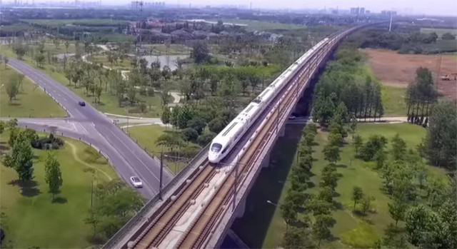 Η Κίνα εγκαινίασε την πρώτη υπερπόντια σιδηροδρομική γραμμή για τρένα υψηλής ταχύτητας