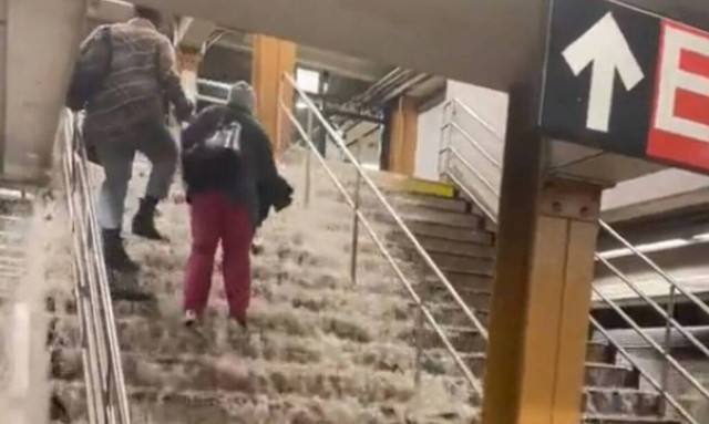 Νέα Υόρκη: «Απέραντη λίμνη» σπίτια και δρόμοι - Καταρράκτες μέσα στο Μετρό (vid)