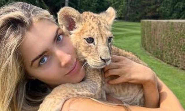 Freya Aspinall: Μεγαλώνει στο σπίτι της δύο μικρά λιοντάρια - Μοιράζονται το ίδιο κρεβάτι