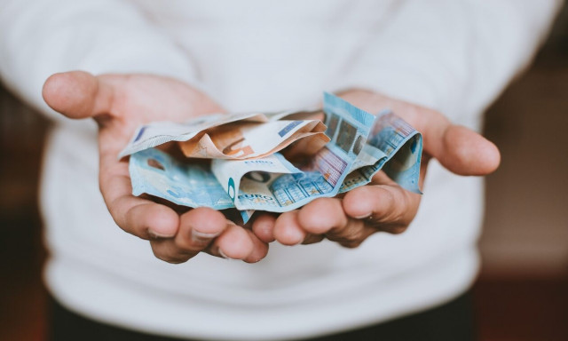 Πώς θα σας… φάει η εφορία ακόμη και τη μισή αύξηση στον μισθό ή στη σύνταξή σας - Υπολογίστε