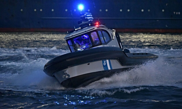 Φωτιά σε εμπορευματοκιβώτιο πλοίου ανοιχτά της Τζιας - Το πλοίο επιστρέφει στον Πειραιά