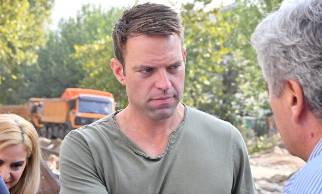 Βόλος: Παρά το «όχι» στις κάμερες, ο Κασσελάκης μπήκε στο σπίτι πλημμυροπαθούς με το… συνεργείο του