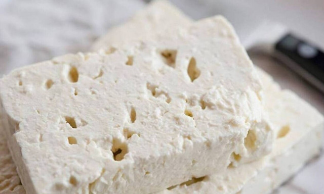 Financial Times: Μεγάλο πλήγμα στην παραγωγή φέτας από τις πλημμύρες στη Θεσσαλία