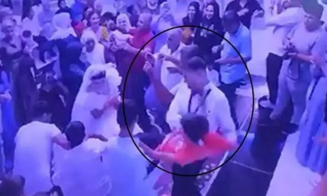 Μες τα νεύρα ο γαμπρός! «Εκσφενδόνισε» πιτσιρικά που τραβούσε το νυφικό [vid]