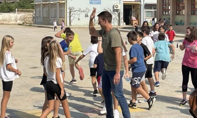 Επίσκεψη του Στέφανου Κασσελάκη στο 9ο Δημοτικό Σχολείο Βόλου (pics)