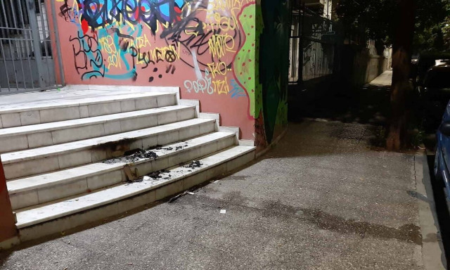 Λάρισα: Νεαρά άτομα έβαλαν φωτιά στην αυλή δημοτικού σχολείου