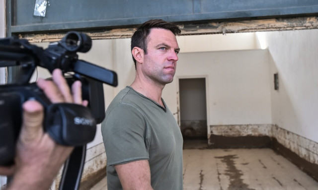 Στέφανος Κασσελάκης: Άκουσε τον Αχιλλέα Μπέο, έβαλε γαλότσες και πήρε το φτυάρι