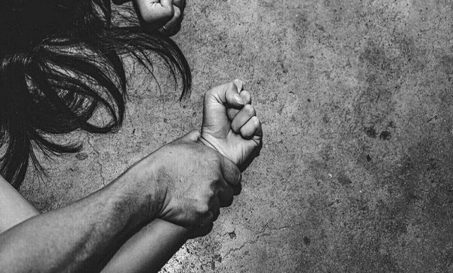 Συγκλονίζει το θύμα του σωματέμπορα αστυνομικού στο Newsbomb.gr: «Η ζωή μου ήταν εφιάλτης»