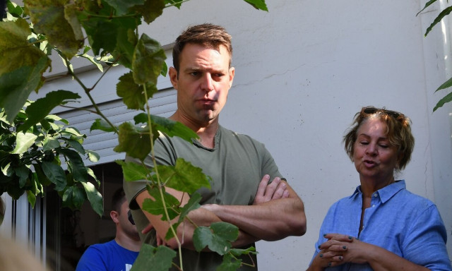 ΝΔ για Κασσελάκη: Ας πει στον σκηνοθέτη του να αποφεύγει τα σπίτια συγγενών τοπικών βουλευτών