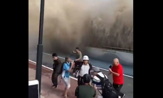 Κίνα: Μεγάλο παλιρροϊκό κύμα παρέσυρε τουρίστες - Βίντεο