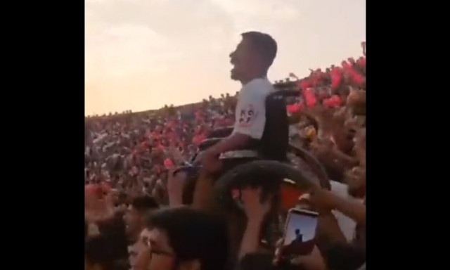 Το βίντεο της ημέρας: Οπαδός σε αμαξίδιο τραγουδά εκστασιασμένος στα χέρια φιλάθλων στην εξέδρα