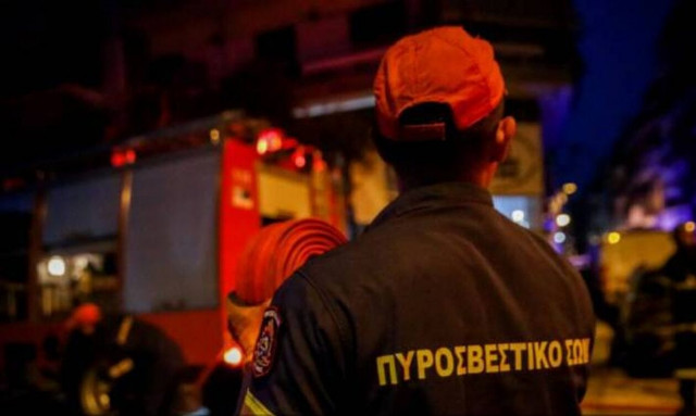 Θεσσαλονίκη: Δύο αυτοκίνητα άρπαξαν φωτιά τα ξημερώματα - Το ένα σταθμευμένο το άλλο εν κινήσει