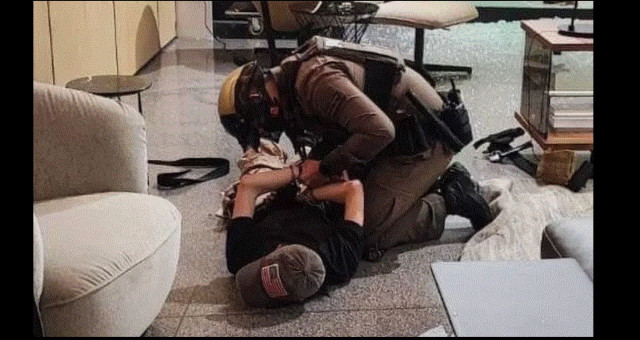 Ταϊλάνδη: Έφηβος ο ένοπλος που άνοιξε πυρ σε εμπορικό κέντρο της Μπανγκόκ - Η στιγμή της σύλληψης