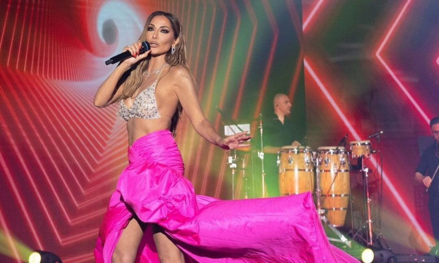 Δέσποινα Βανδή: H σόλο ερμηνεία και το αποκαλυπτικό φόρεμα στη σκηνή