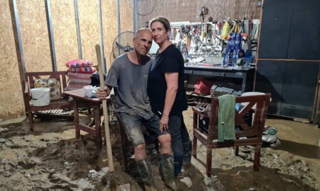 Βόλος: Συγκινεί ζευγάρι από την Αγριά – Η εξομολόγηση μέσα από τις λάσπες (pics)