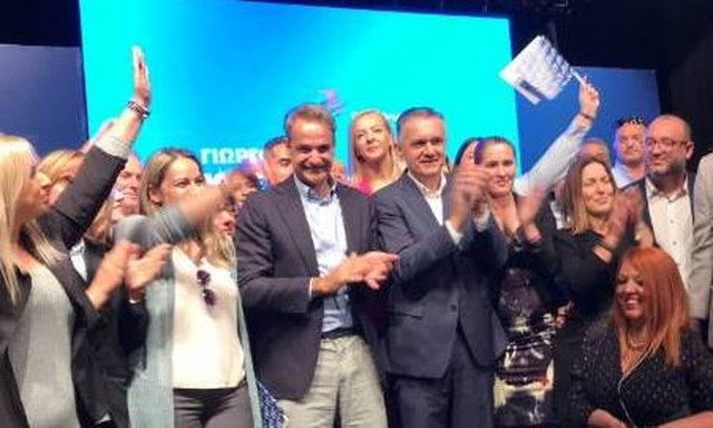 Μητσοτάκης: Toν υποδέχτηκαν στην Κοζάνη με ποντιακή λύρα στην είσοδο του κτηρίου